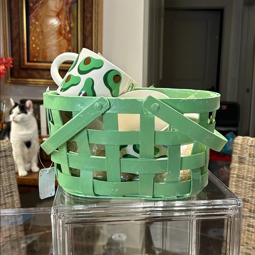 World Market Gift Basket Kit with Raffia and Tag & Two Ceramic Avocado Mugs NWT - Picture 4 of 6